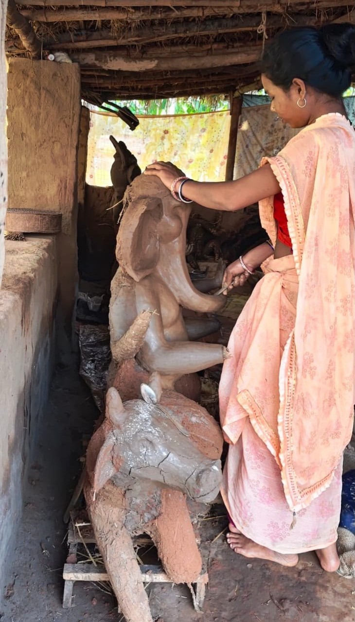 मिट्टी की मूर्तियों से कमाल: बस्तर की महिलाओं ने कमाए 1.80 लाख रुपये, हुनर बना आत्मनिर्भरता की ताकत
