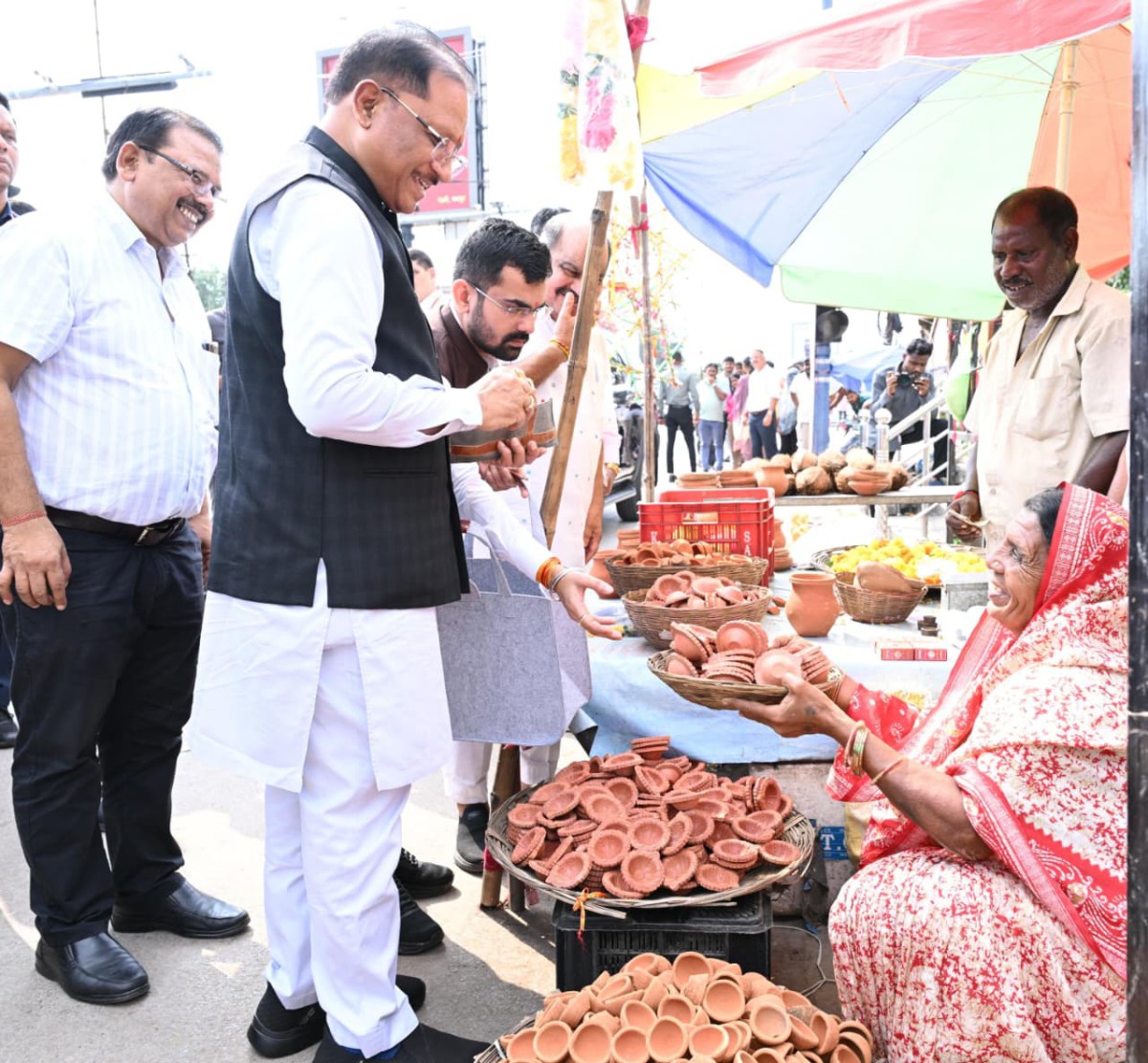 शीर्षक: सड़क किनारे दीये बेच रही मीरा के पास अचानक रुका CM का काफिला, ‘आशीर्वाद के दीये’ से मिला सेवा का संदेश