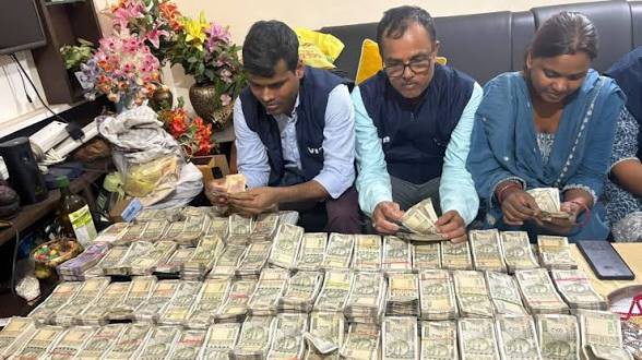 बिहार में ADM और सब-रजिस्ट्रार पत्नी के ठिकानों पर विजिलेंस की छापेमारी, 70 लाख नकद बरामद