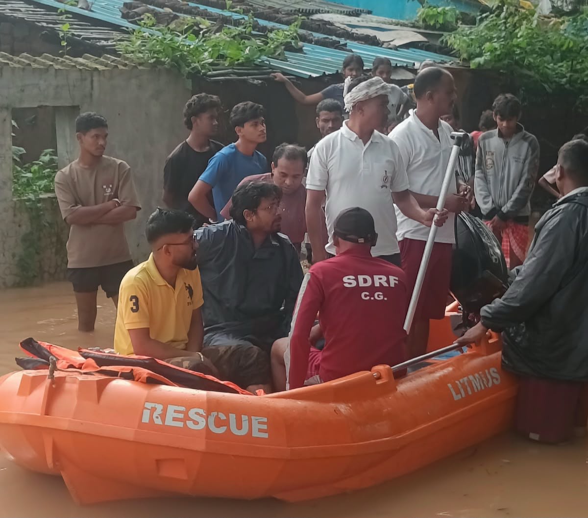 बस्तर में बाढ़ की स्थिति गंभीर, बांधों से लगातार छोड़ा जा रहा पानी; 218 लोगों का रेस्क्यू, 43 राहत शिविरों में साढ़े चार हजार से अधिक प्रभावित