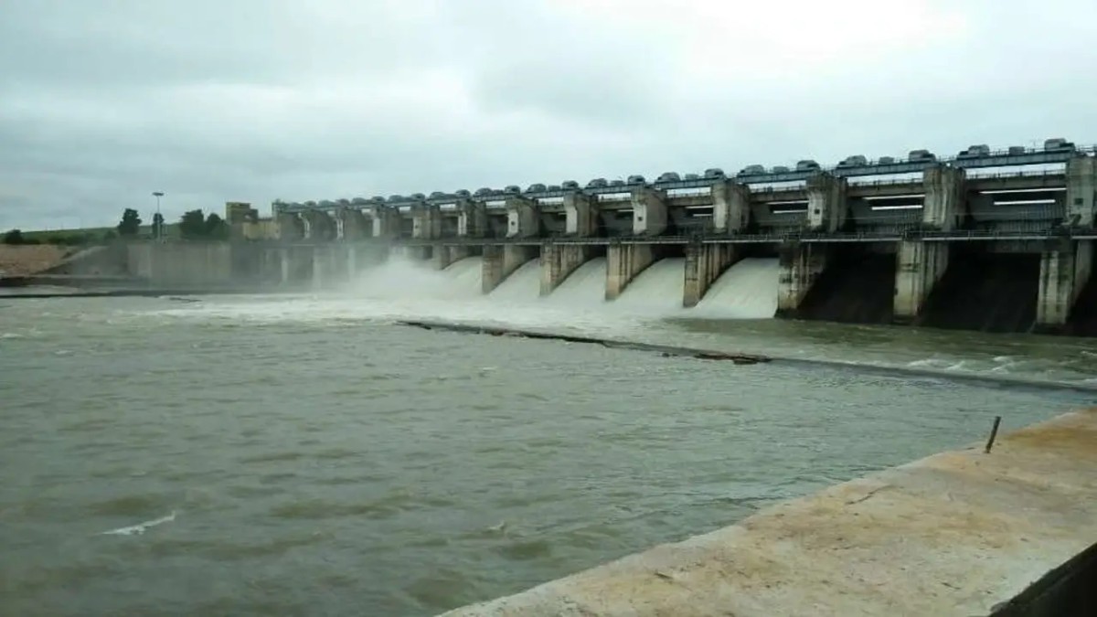 धमतरी में बारिश ने बढ़ाई चिंता! गंगरेल के 7 गेट खुले, महानदी किनारे गांवों में अलर्ट