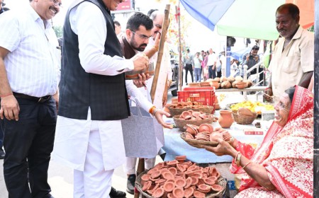 शीर्षक: सड़क किनारे दीये बेच रही मीरा के पास अचानक रुका CM का काफिला, ‘आशीर्वाद के दीये’ से मिला सेवा का संदेश
