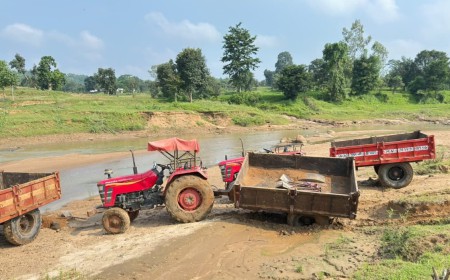 शिकायत मिलते ही एक्शन: अवैध रेत परिवहन पर प्रशासन की बड़ी कार्रवाई, 5 ट्रैक्टर जब्त