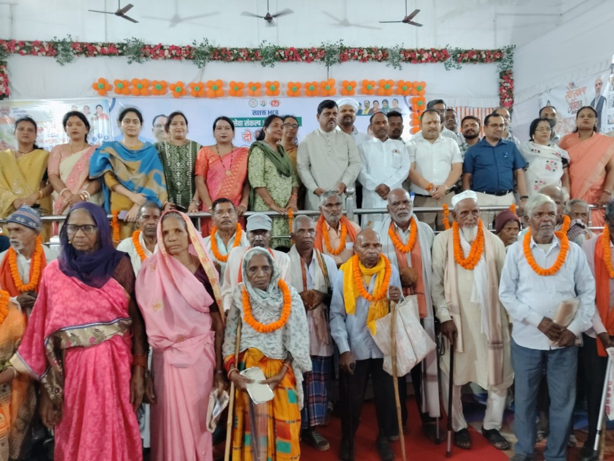 चिरमिरी के मेगा स्वास्थ्य शिविर में अंतर्राष्ट्रीय वृद्धजन दिवस, बुजुर्गों का सम्मान कर बांटे सहायक उपकरण