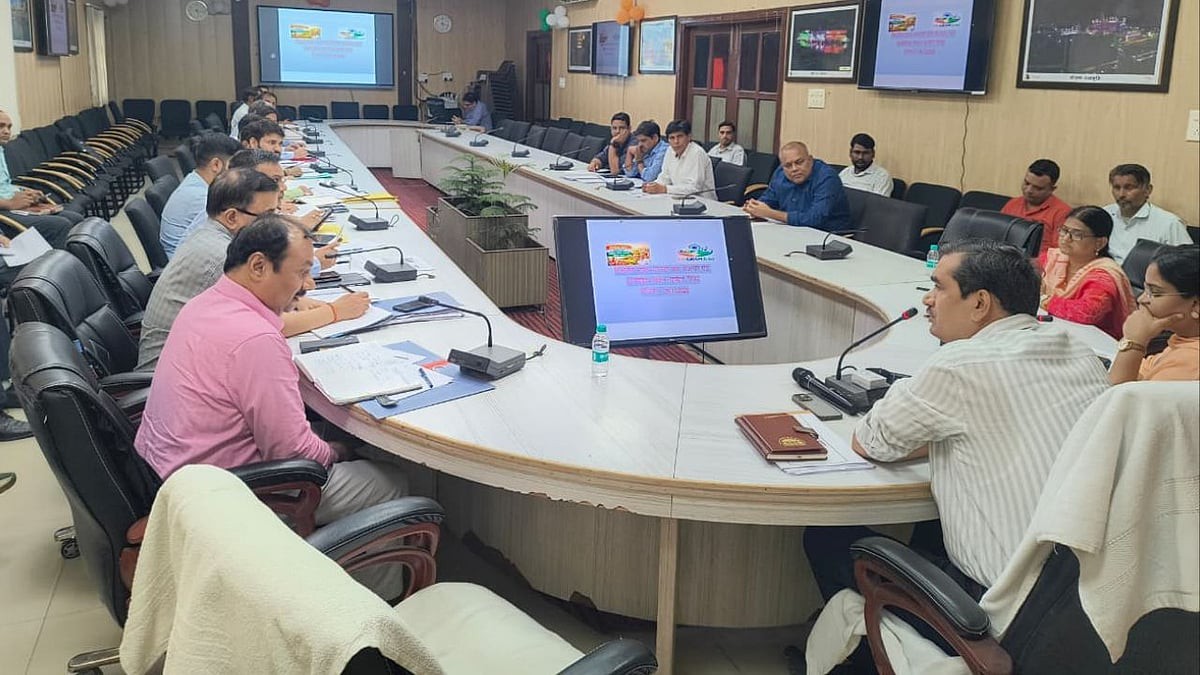 मथुरा में पराली जलाने वालों पर होगी सख्त कार्रवाई, DM चंद्र प्रकाश सिंह ने दिए FIR और जुर्माना वसूली के निर्देश