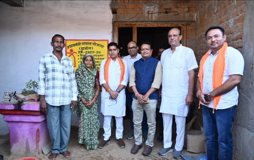 मोहला-मानपुर के ग्रामीण क्षेत्रों में योजनाओं का असर देखने पहुंचे मंत्री टंक राम वर्मा, पीएम आवास हितग्राही से किया संवाद
