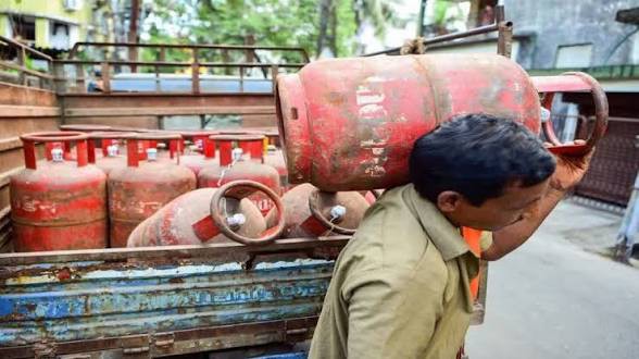 LPG e-KYC Rules: 1 अक्टूबर से 14.2 किलो घरेलू सिलेंडर के लिए आधार ऑथेंटिकेशन जरूरी, जानें नए नियम