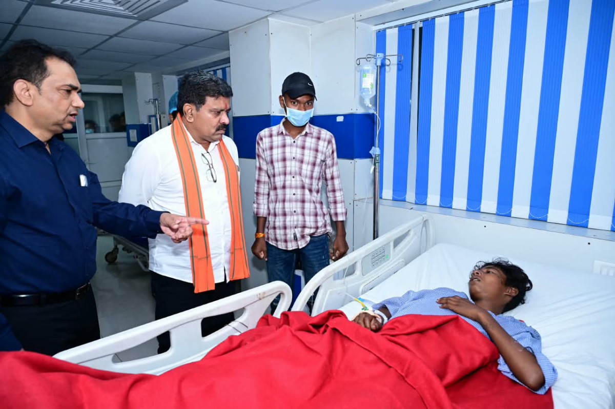 मरकाटोला घाट सड़क हादसा: घायलों से मिलने अस्पताल पहुंचे डिप्टी सीएम विजय शर्मा, बेहतर इलाज के दिए निर्देश