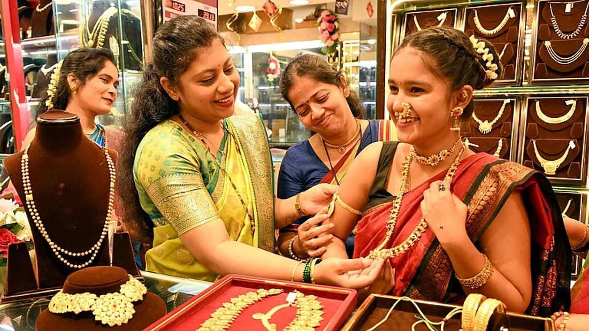 Gold Silver Price Today: गांधी जयंती पर सोने-चांदी के भाव में नरमी, दिल्ली में 1.49 लाख रुपये के करीब पहुंचा गोल्ड