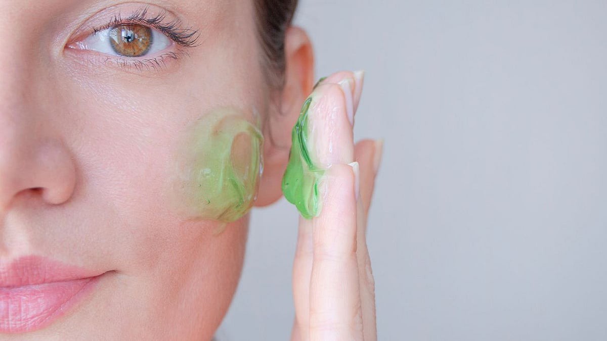 Aloe Vera Gel Benefits: क्या रोज चेहरे पर एलोवेरा जेल लगाना सही है? जानें लगाने का तरीका और स्किन टाइप के अनुसार जरूरी सावधानियां