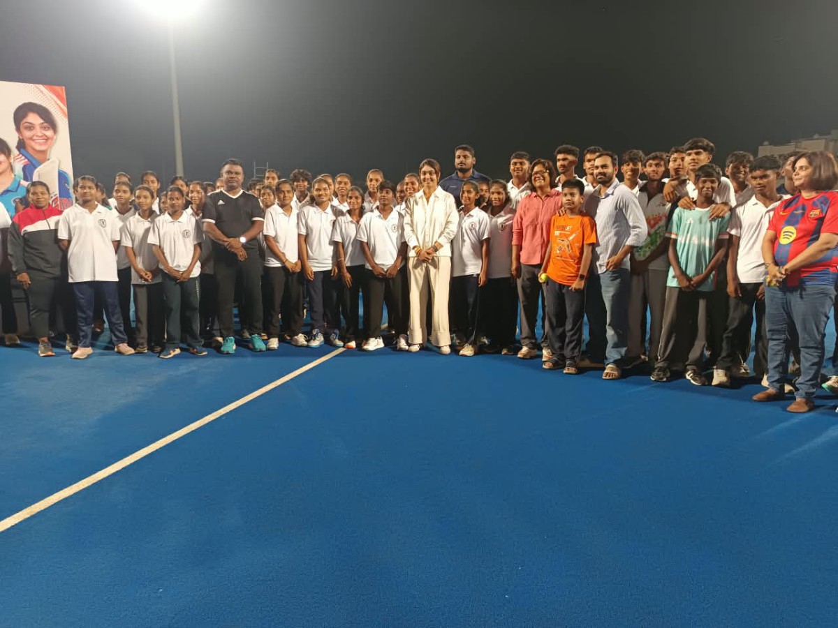 रायपुर हॉकी अकादमी में पहुंचीं क्रिकेटर हरलीन देओल: युवा खिलाड़ियों को दिए सफलता और अनुशासन के मूलमंत्र
