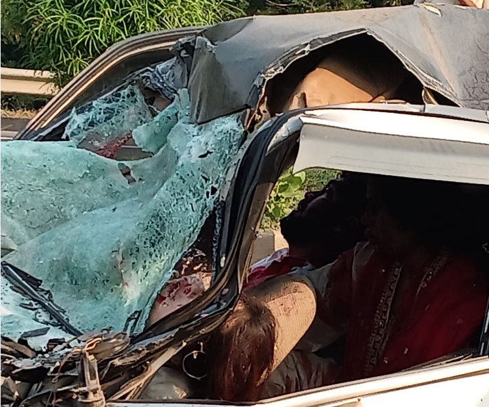 महासमुंद सड़क हादसा: NH-53 पर ट्रक में पीछे से घुसी तेज रफ्तार कार, दो महिलाओं की मौत, तीन घायल