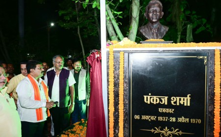 रायपुर में वरिष्ठ पत्रकार स्वर्गीय पंकज शर्मा की प्रतिमा का अनावरण, पत्रकारिता की नई पीढ़ी के लिए प्रेरणा बनेगी उनकी स्मृति