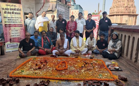 वाराणसी के दशाश्वमेध घाट पर 10 हजार अजन्मी बेटियों के लिए पिंडदान, कन्या भ्रूण हत्या के खिलाफ दिया सामाजिक संदेश