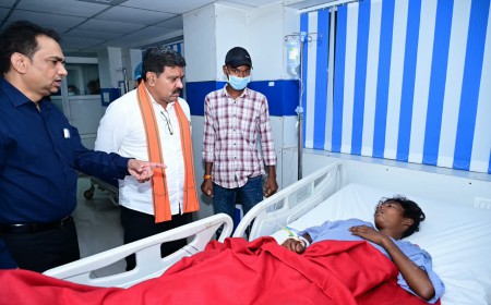 मरकाटोला घाट सड़क हादसा: घायलों से मिलने अस्पताल पहुंचे डिप्टी सीएम विजय शर्मा, बेहतर इलाज के दिए निर्देश