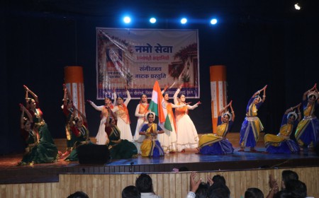 खैरागढ़ में ‘नमो सेवा–अनकही कहानियां’ का भव्य नाट्य मंचन, 500 से अधिक विद्यार्थियों ने लिया हिस्सा