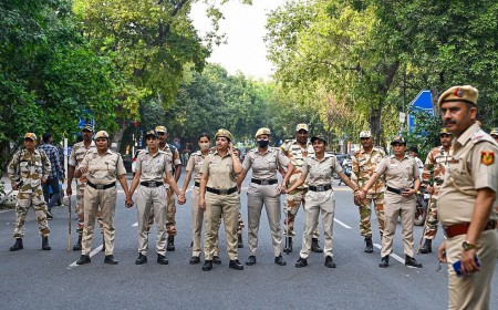 INDIA गठबंधन के राष्ट्रपति भवन मार्च को लेकर दिल्ली में हाई अलर्ट, सुरक्षा सख्त: ट्रेन-मेट्रो सेवाएं प्रभावित, बॉर्डरों पर पुलिस तैनात