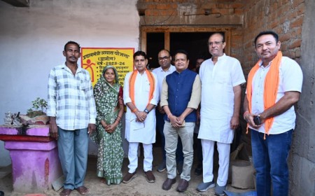 मोहला-मानपुर के ग्रामीण क्षेत्रों में योजनाओं का असर देखने पहुंचे मंत्री टंक राम वर्मा, पीएम आवास हितग्राही से किया संवाद