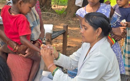 बैलाडीला के पहुंचविहीन बेंगपाल गांव तक 8 किमी पैदल पहुंची स्वास्थ्य टीम, पेड़ की छांव में लगा शिविर