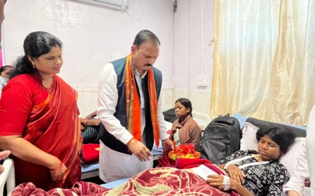 केल्हारी बस हादसा: स्वास्थ्य मंत्री श्याम बिहारी जायसवाल मनेन्द्रगढ़ अस्पताल पहुंचे, घायलों के इलाज की ली जानकारी